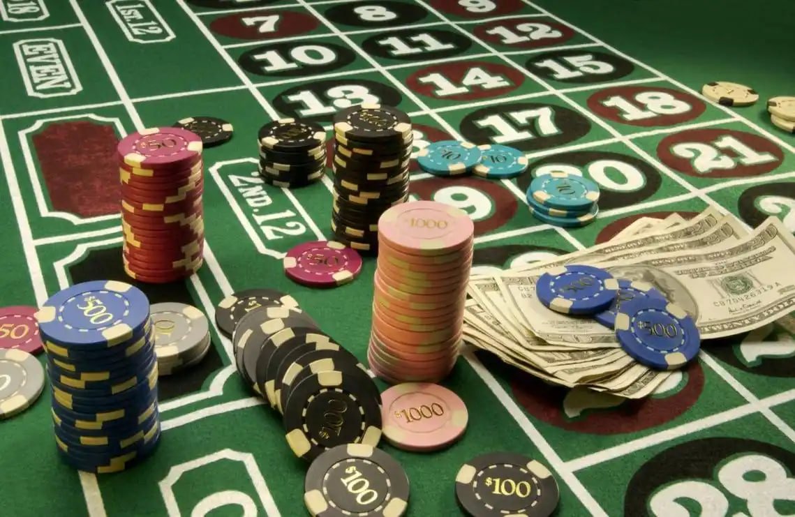 Antarmuka Mobile Site arahtogel menampilkan meja blackjack langsung dengan dealer HD di layar smartphone